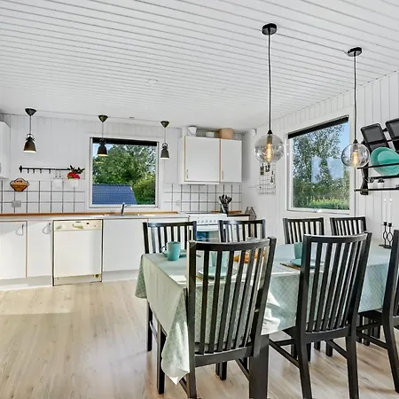 3 Bedroom Gorgeous In Holiday home *